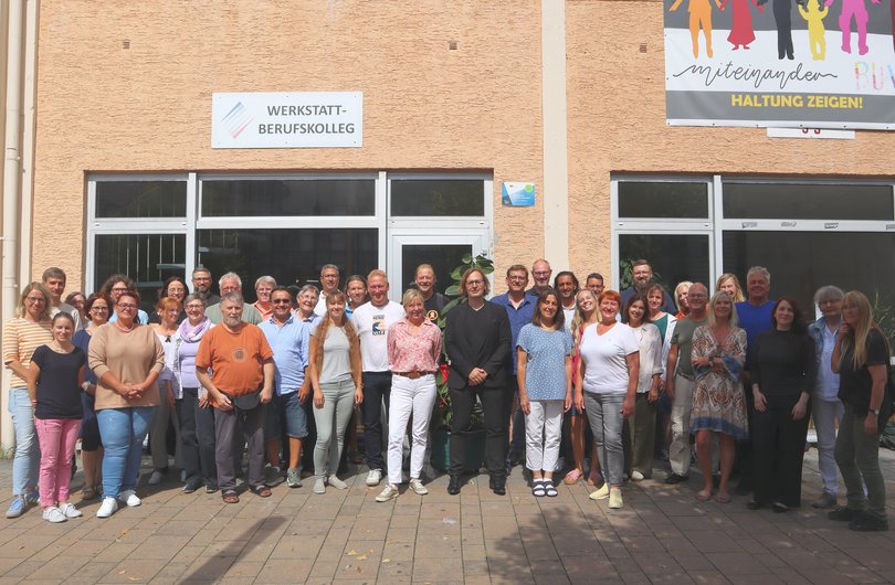 Auf diesem Bild ist das derzeitige Kollegium des Werkstatt Berufskollegs zu sehen.